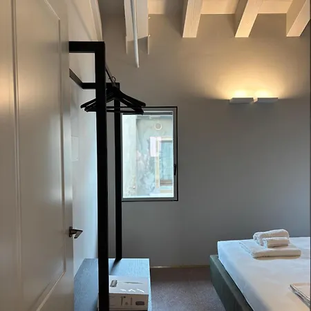 The Lotus Flower Stylish Renovated In Apartment Venedig